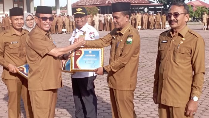 Sekda Serahkan Penghargaan Keterbukaan Informasi Publik Bagi Tiga SKPK
